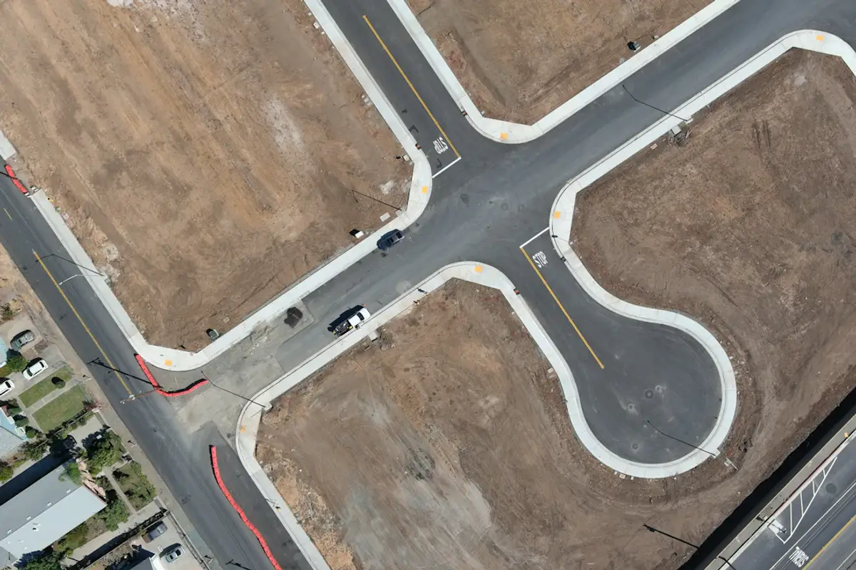 Vue aérienne d'une intersection dans une ville